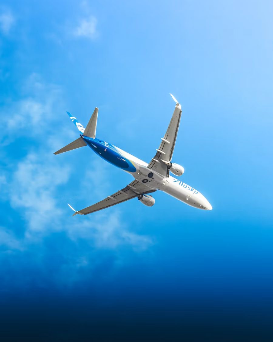 Ziviles Passagierflugzeug am blauen Himmel